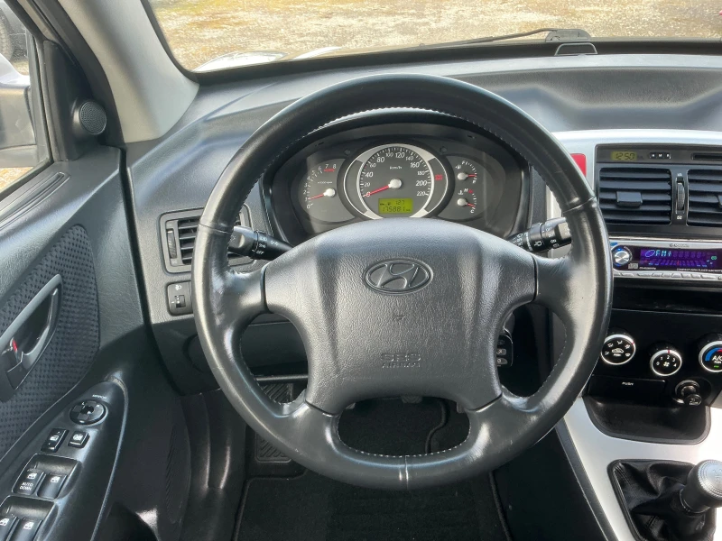 Hyundai Tucson 2.0 I, снимка 11 - Автомобили и джипове - 48833159