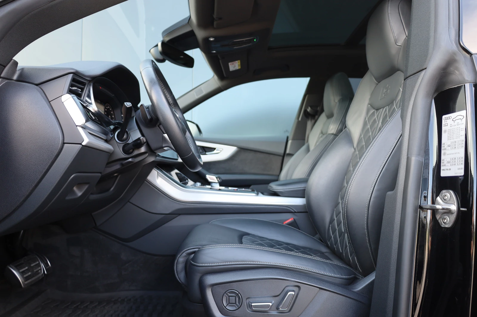 Audi Q8 3XS-LINE* RS* HD MATRIX LIGHTS* PANO* 360* B&O* , снимка 11 - Автомобили и джипове - 54748983