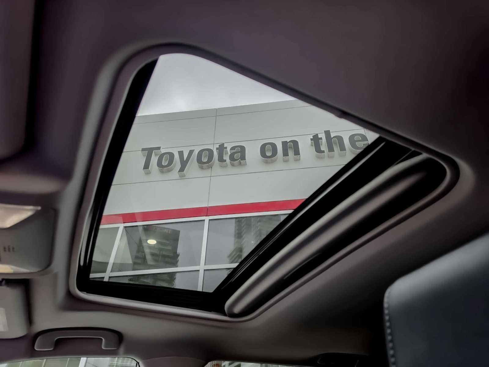 Toyota Rav4 Hybrid Limited AWD/ 360/ДИСТРОНИК / JBL/ОБДУХВАНЕ, снимка 12 - Автомобили и джипове - 54972559