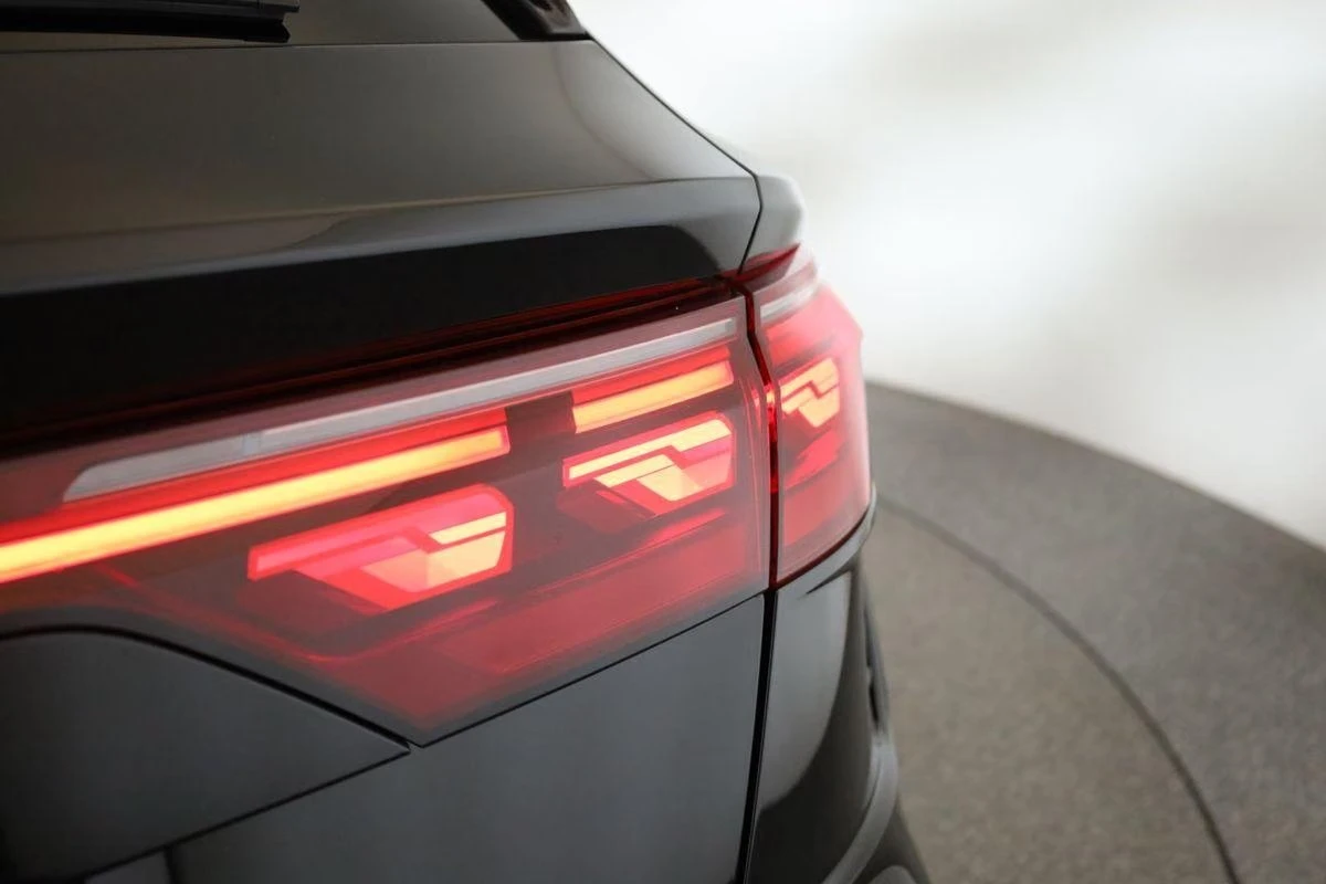 Audi RSQ8 PERFORMANCE / CERAMIC / BLACK OPTIC / MATRIX/ PANO, снимка 15 - Автомобили и джипове - 56020420