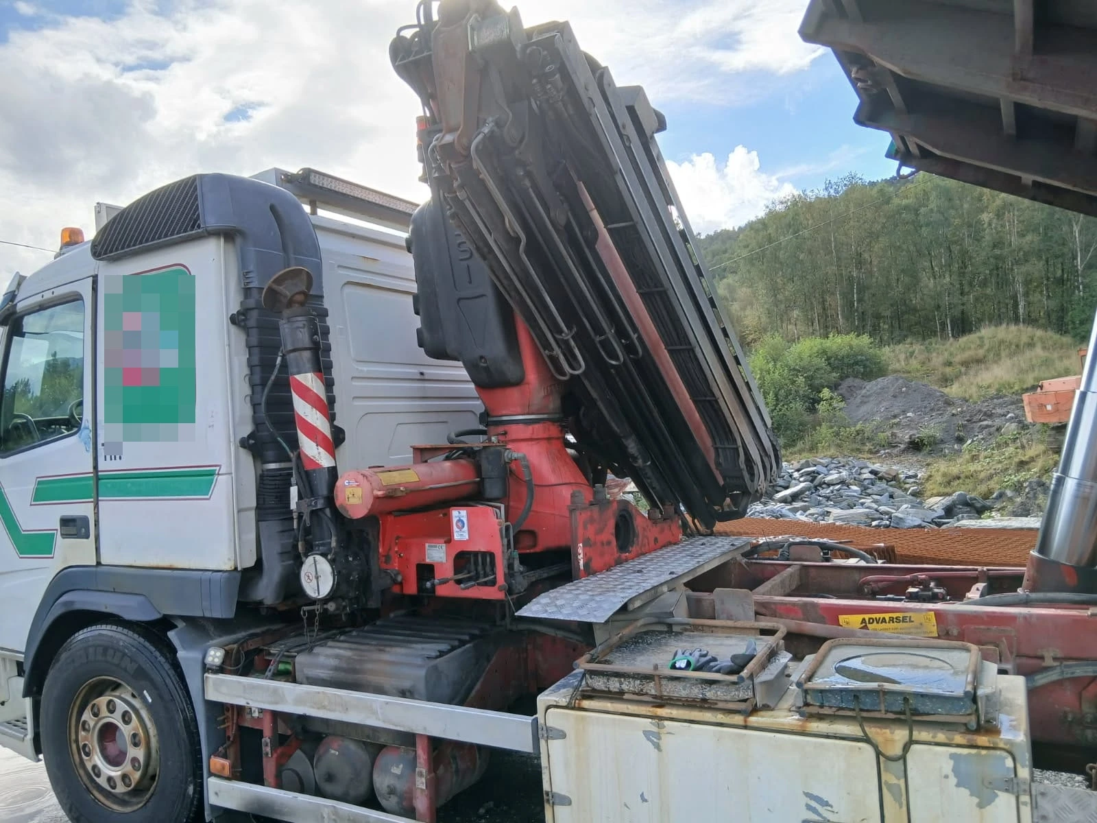 Volvo Fm 480 самосвал с кран Fassi 360 JIB Grabb - изображение 2