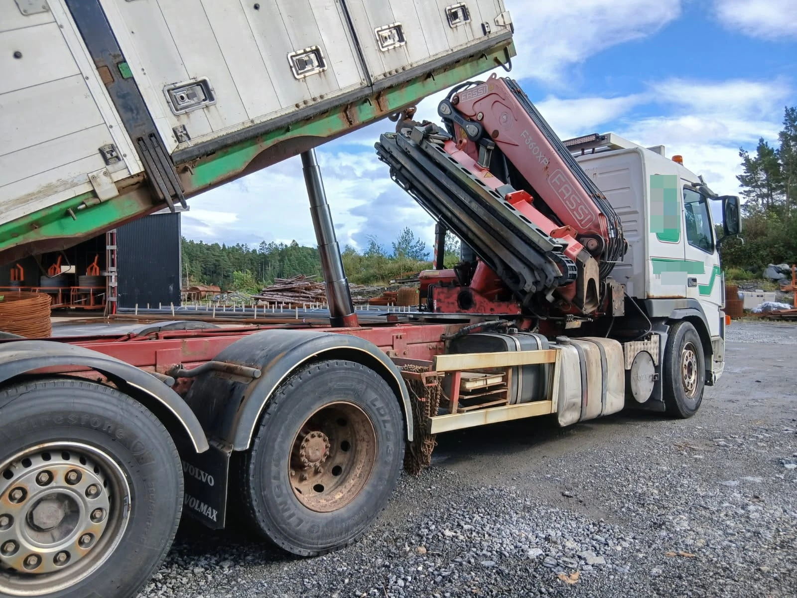 Volvo Fm 480 самосвал с кран Fassi 360 JIB Grabb - изображение 4