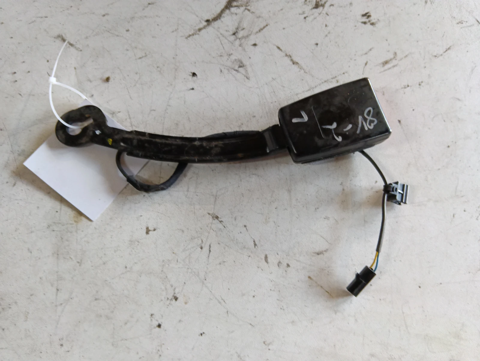  закопчалка колан дясна 8V0857756B Audi A3