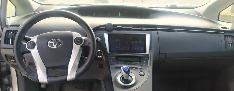 Toyota Prius 1.8 Hybrid, снимка 11 - Автомобили и джипове - 48015779