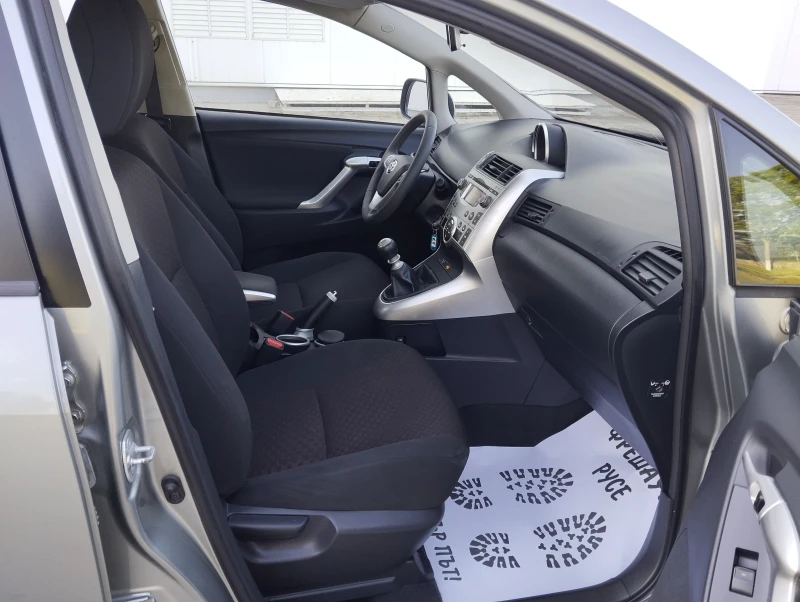 Toyota Corolla verso 2.0D4D, снимка 12 - Автомобили и джипове - 50137077