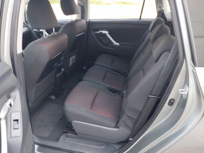 Toyota Corolla verso 2.0D4D, снимка 8 - Автомобили и джипове - 50137077