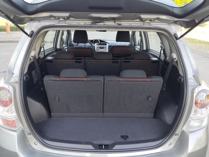 Toyota Corolla verso 2.0D4D, снимка 13 - Автомобили и джипове - 50137077