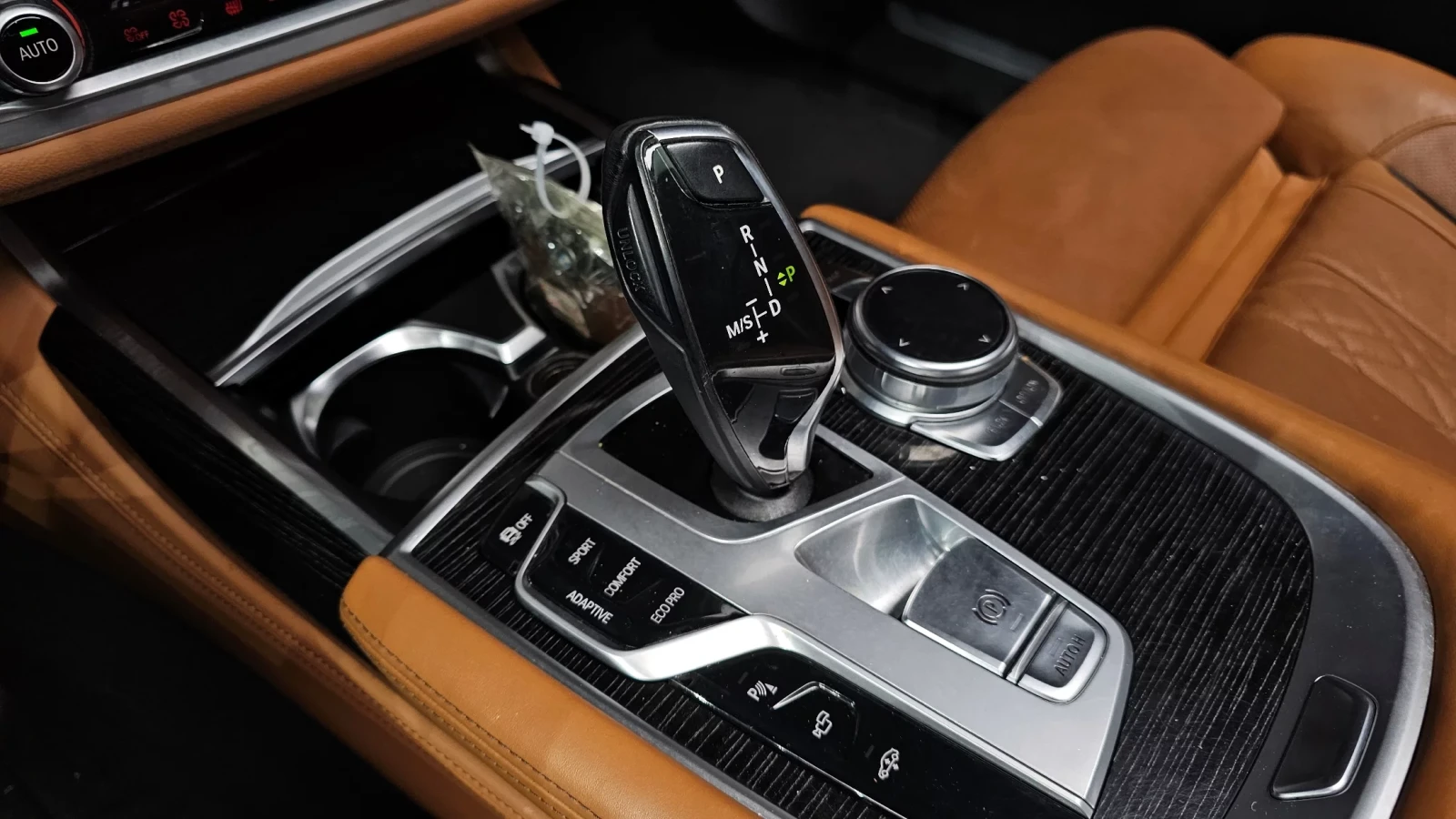 BMW 740 XDRIVE * M PACK * DIS * 360 * ОБДУХ * HARMAN KARDO, снимка 15 - Автомобили и джипове - 54712771