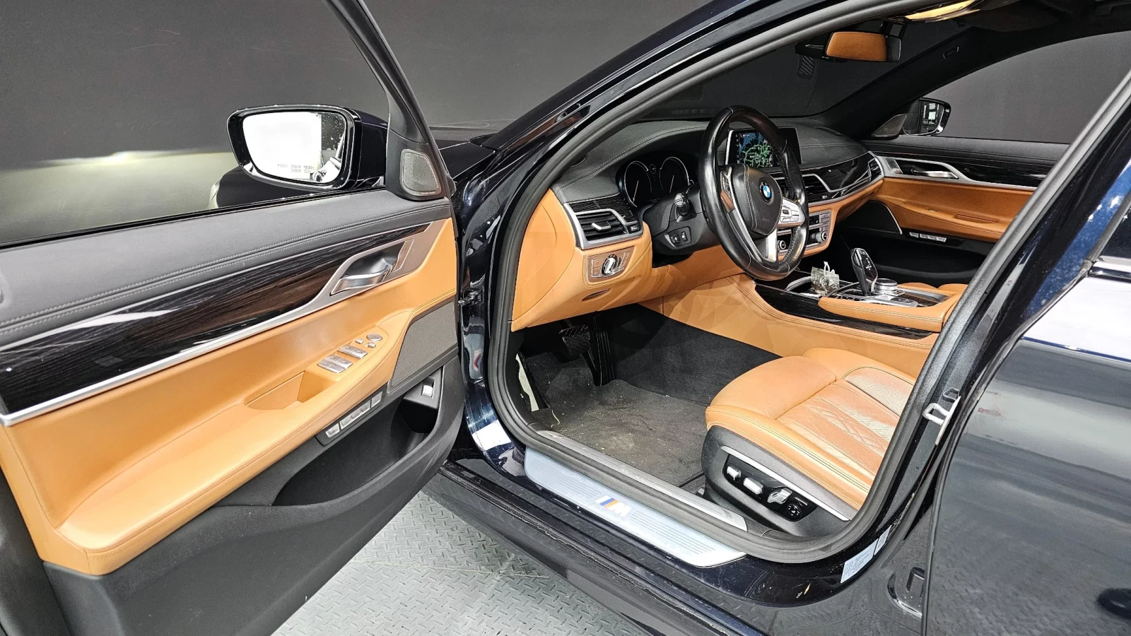 BMW 740 XDRIVE * M PACK * DIS * 360 * ОБДУХ * HARMAN KARDO, снимка 14 - Автомобили и джипове - 54712771