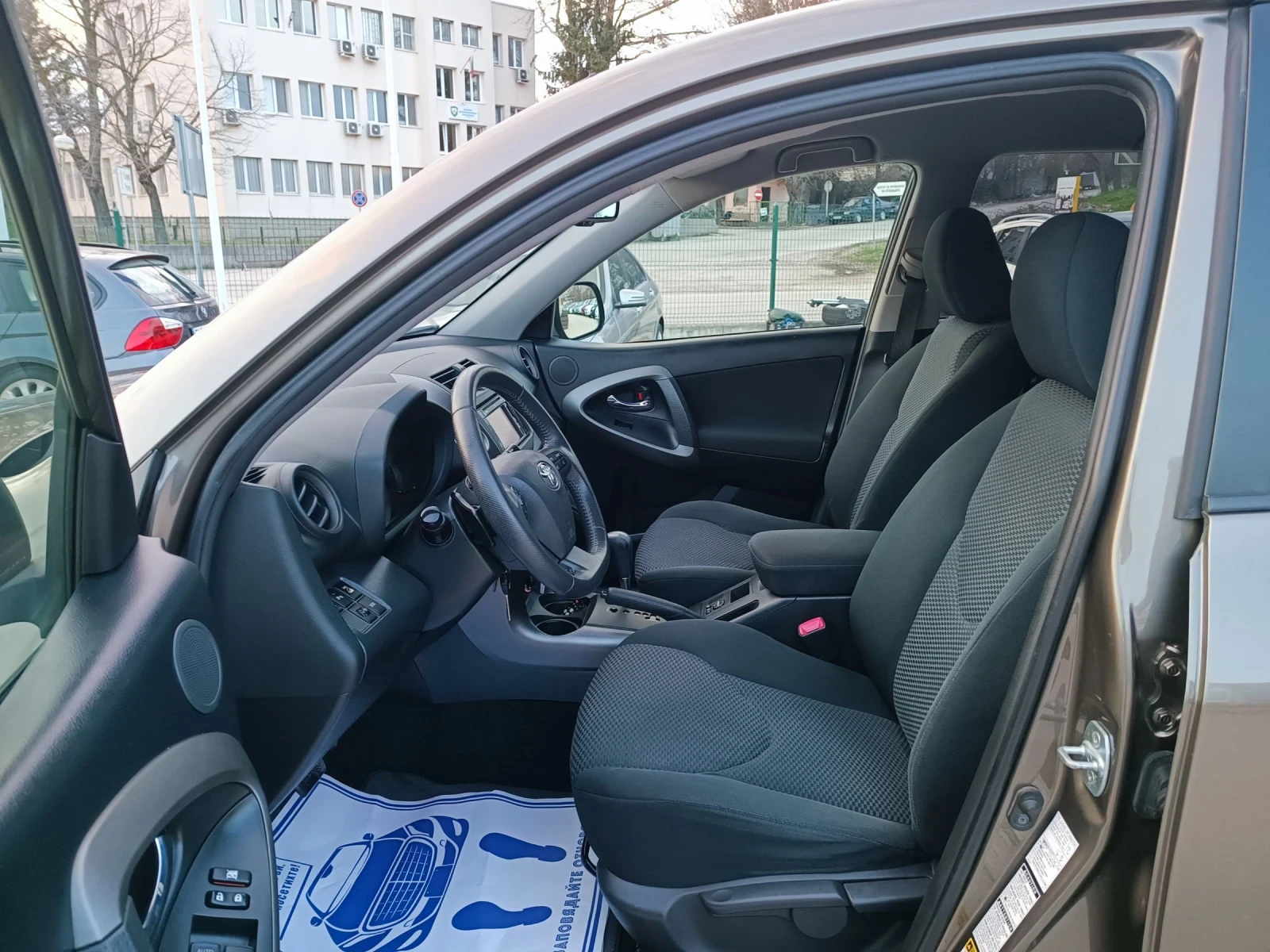 Toyota Rav4 2.0i-158кс-ШВЕЙЦАРИЯ-АВТОМАТ-4Х4-FACELIFT-NAVI, снимка 10 - Автомобили и джипове - 53990306