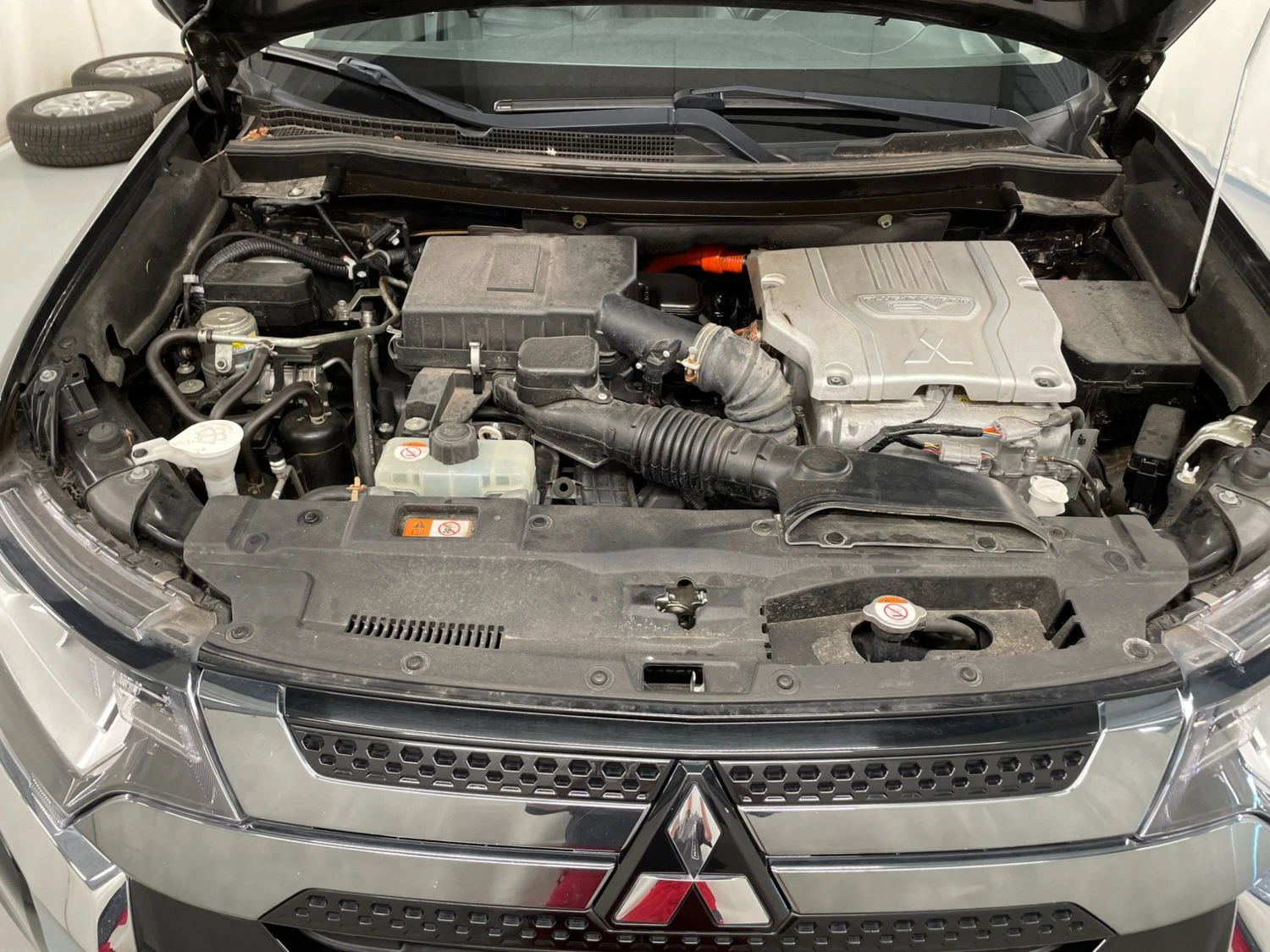 Mitsubishi Outlander 2.4 Хибрид, снимка 11 - Автомобили и джипове - 55099184