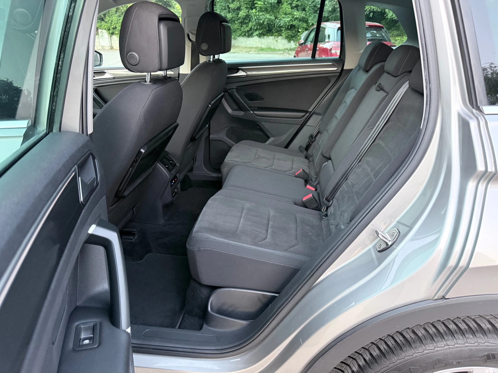 VW Tiguan 2.0TDI* 4Motion* Digital* LED* HighLine* KeyLess* , снимка 8 - Автомобили и джипове - 55649970