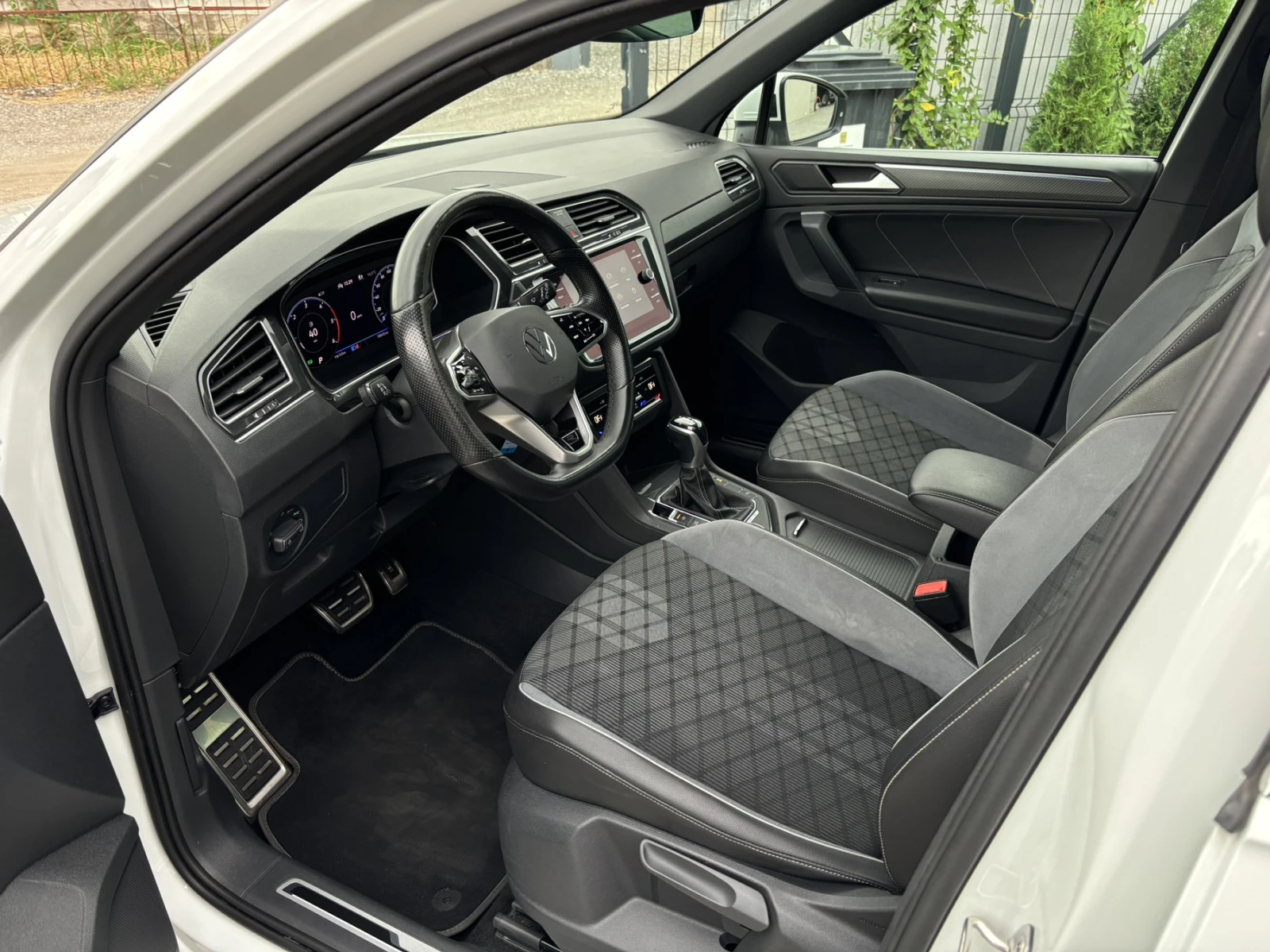 VW Tiguan R-LINE 2.0TDI, снимка 11 - Автомобили и джипове - 56182644