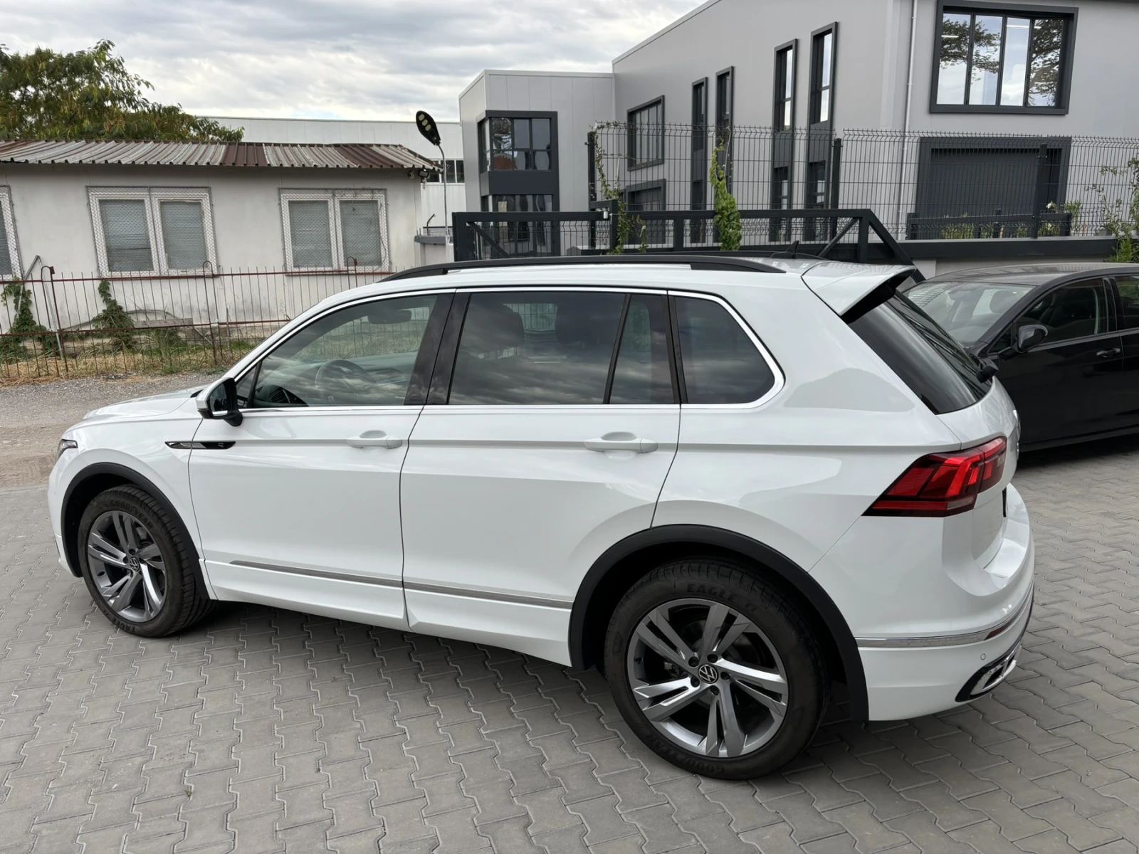 VW Tiguan R-LINE 2.0TDI, снимка 4 - Автомобили и джипове - 56182644