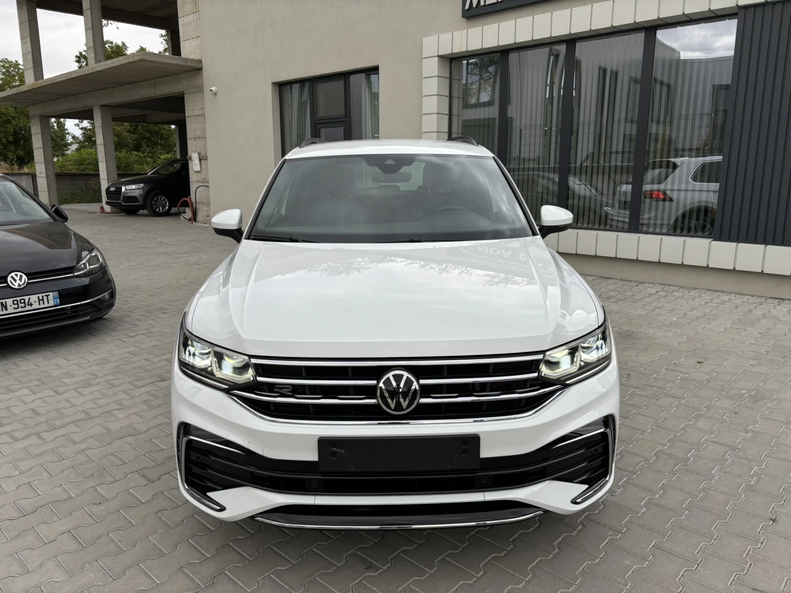VW Tiguan R-LINE 2.0TDI, снимка 2 - Автомобили и джипове - 56182644