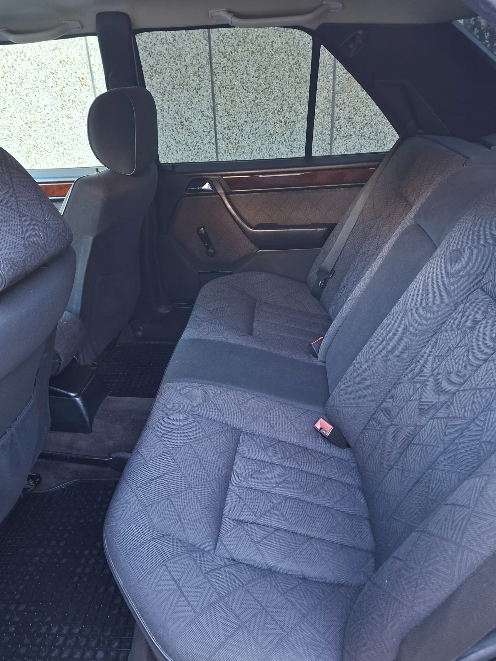 Mercedes-Benz 124 200E, снимка 6 - Автомобили и джипове - 54706325