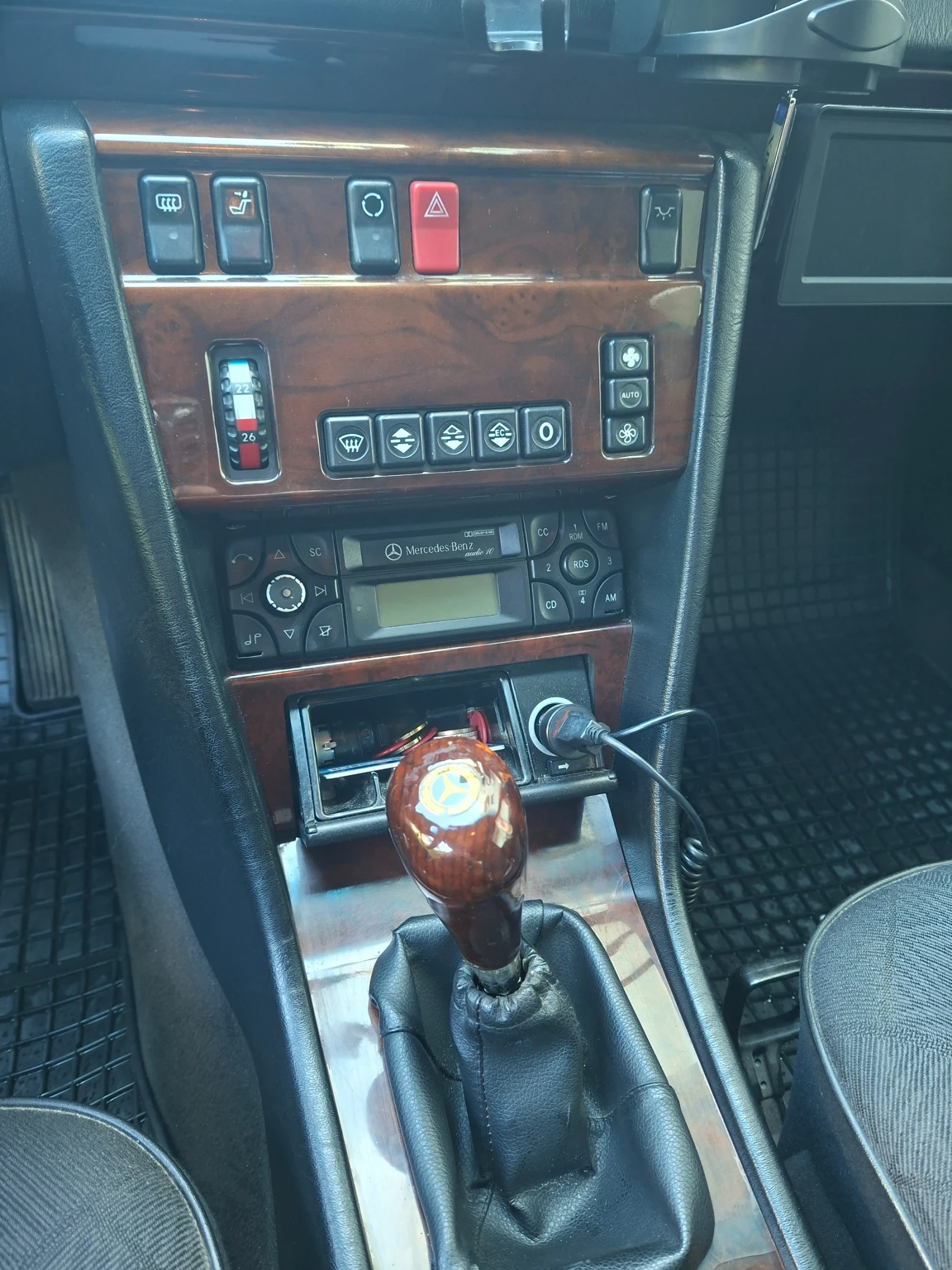 Mercedes-Benz 124 200E, снимка 4 - Автомобили и джипове - 54706325