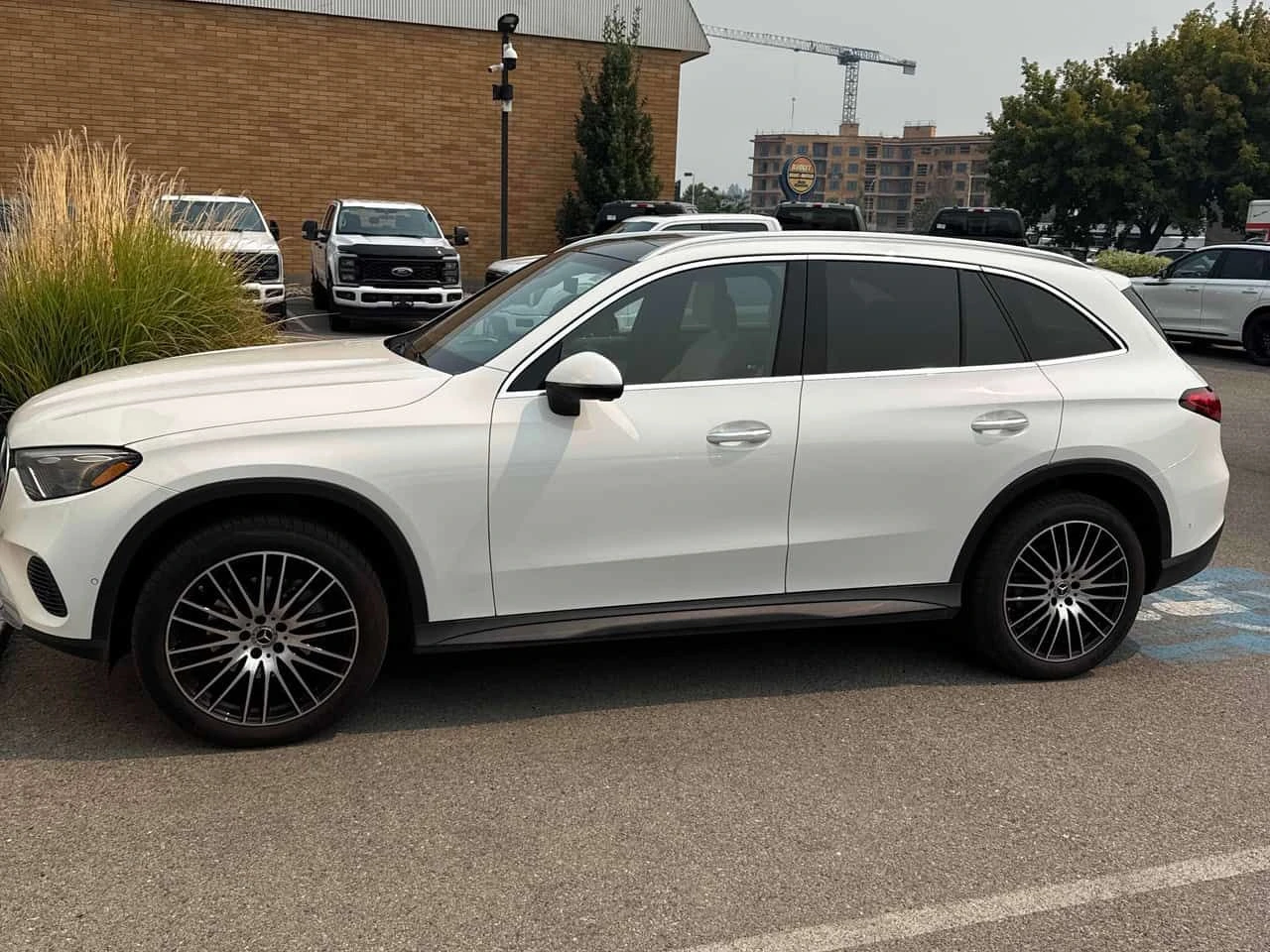 Mercedes-Benz GLC 300 4MATIC | CARFAX | АВТОКРЕДИТ БЕЗ ПЪРВОНАЧАЛНА, снимка 3 - Автомобили и джипове - 55568214