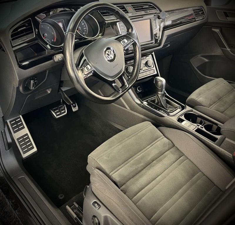 VW Touran #Panorama#Distronic#Massage#Led#Highline#Camera, снимка 8 - Автомобили и джипове - 46467145