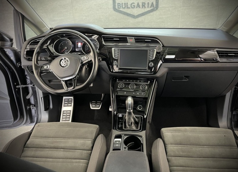 VW Touran #Panorama#Distronic#Massage#Led#Highline#Camera, снимка 7 - Автомобили и джипове - 46467145