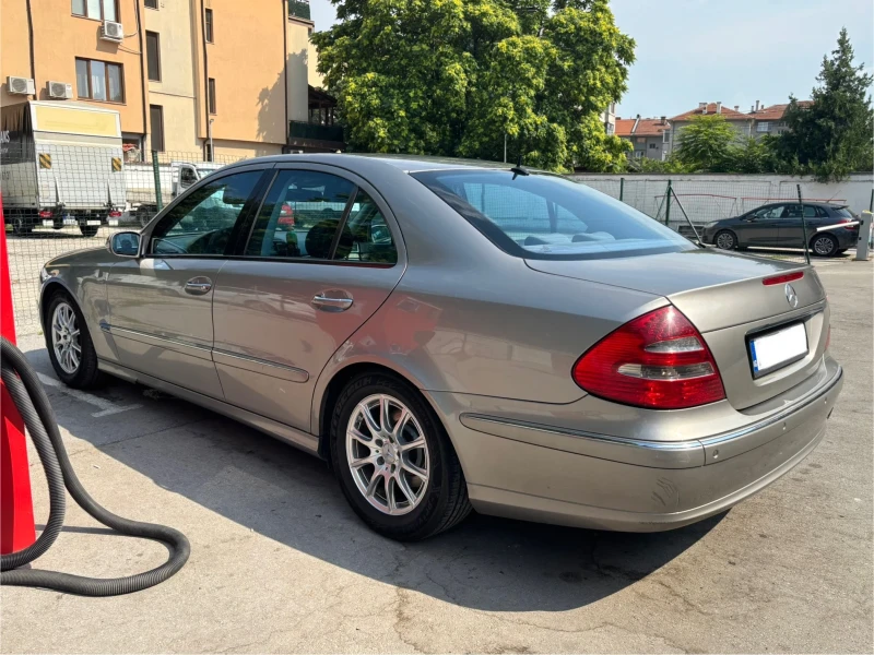 Mercedes-Benz E 220, снимка 2 - Автомобили и джипове - 52531044