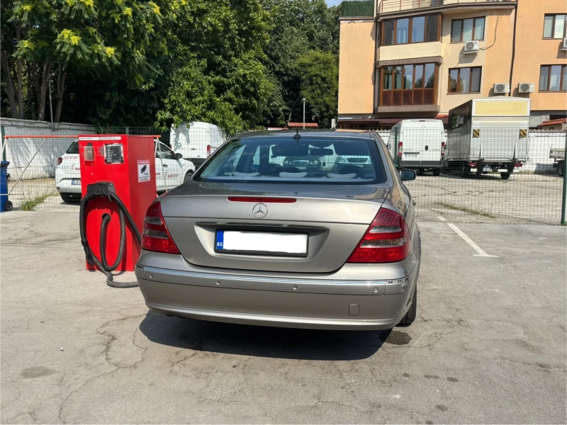 Mercedes-Benz E 220, снимка 3 - Автомобили и джипове - 52531044