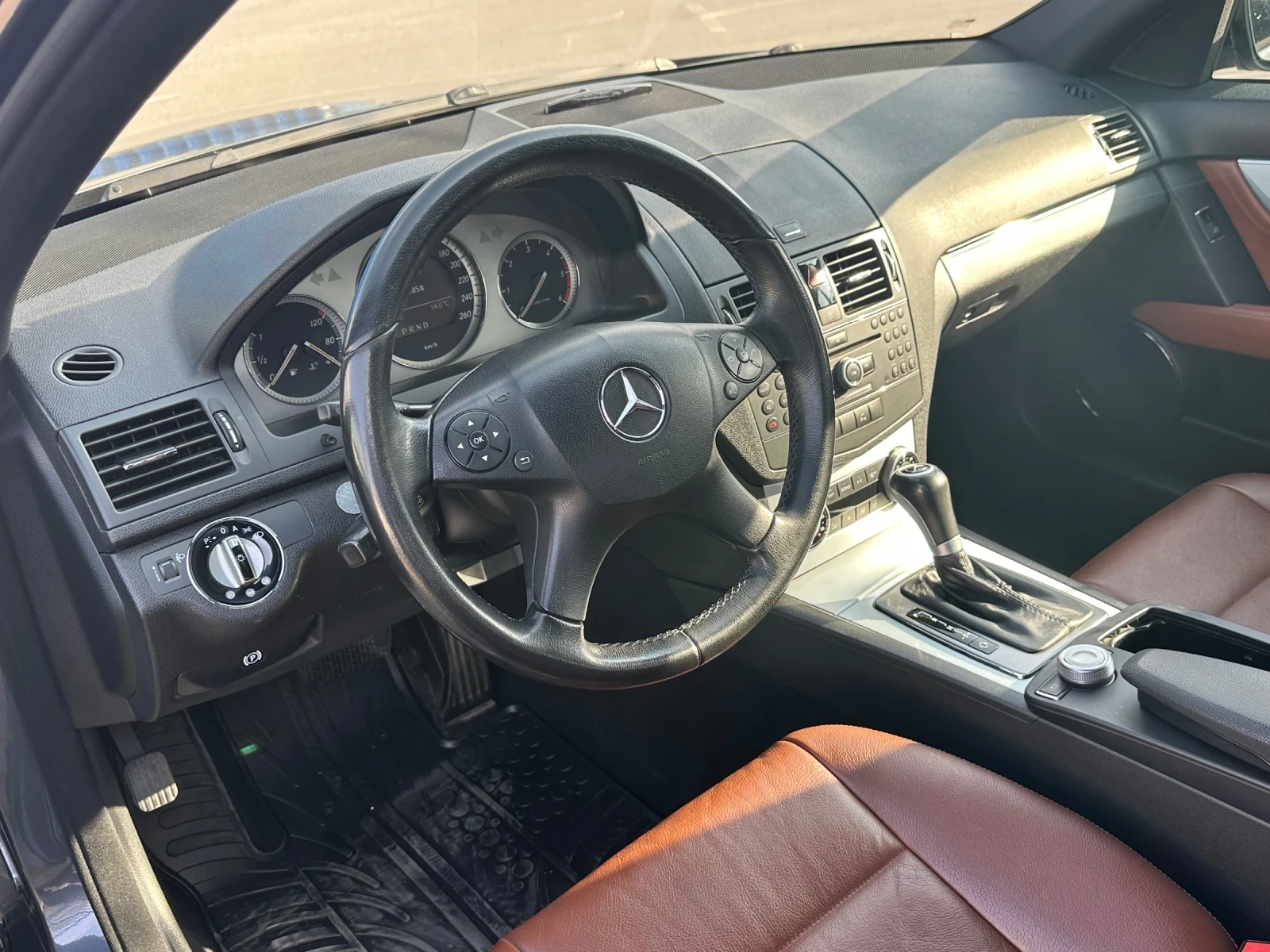 Mercedes-Benz C 320 Седан, снимка 9 - Автомобили и джипове - 53876118