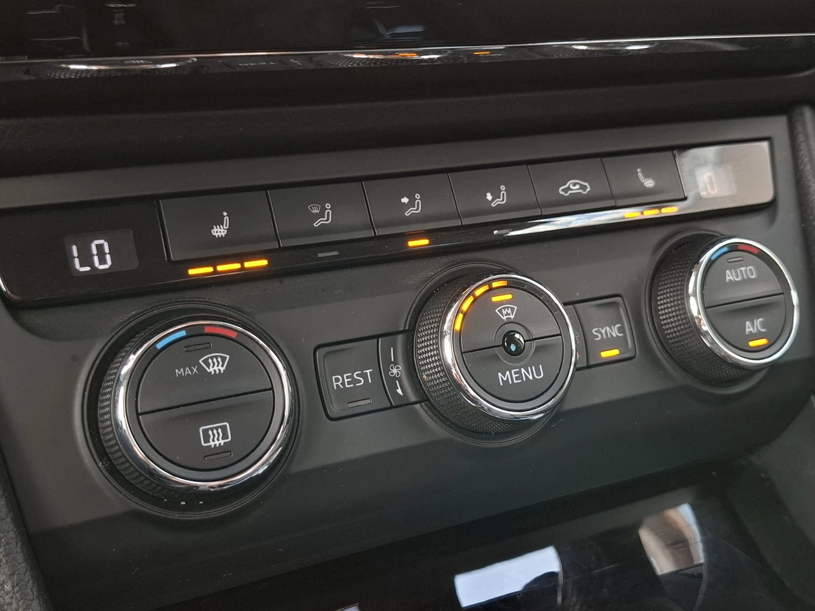 Skoda Superb 1.8i-АВТОМАТИК, снимка 9 - Автомобили и джипове - 56217413