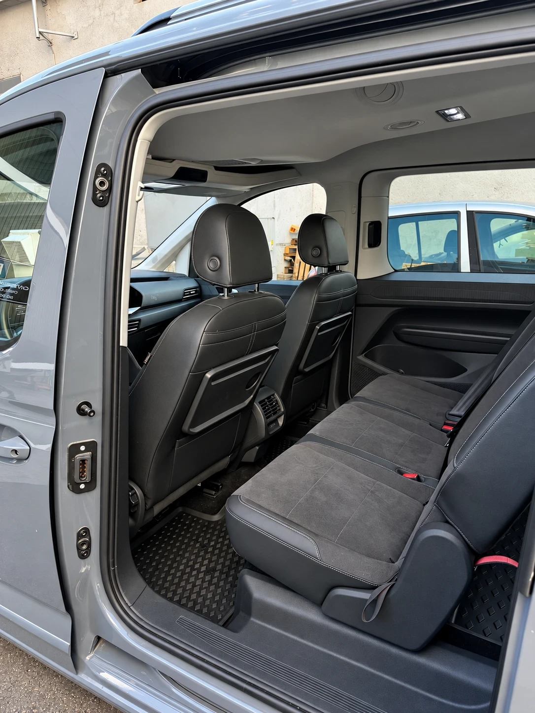 VW Caddy MAXI e-hybrid 7 места първи собственик 8000км., снимка 7 - Бусове и автобуси - 56331230