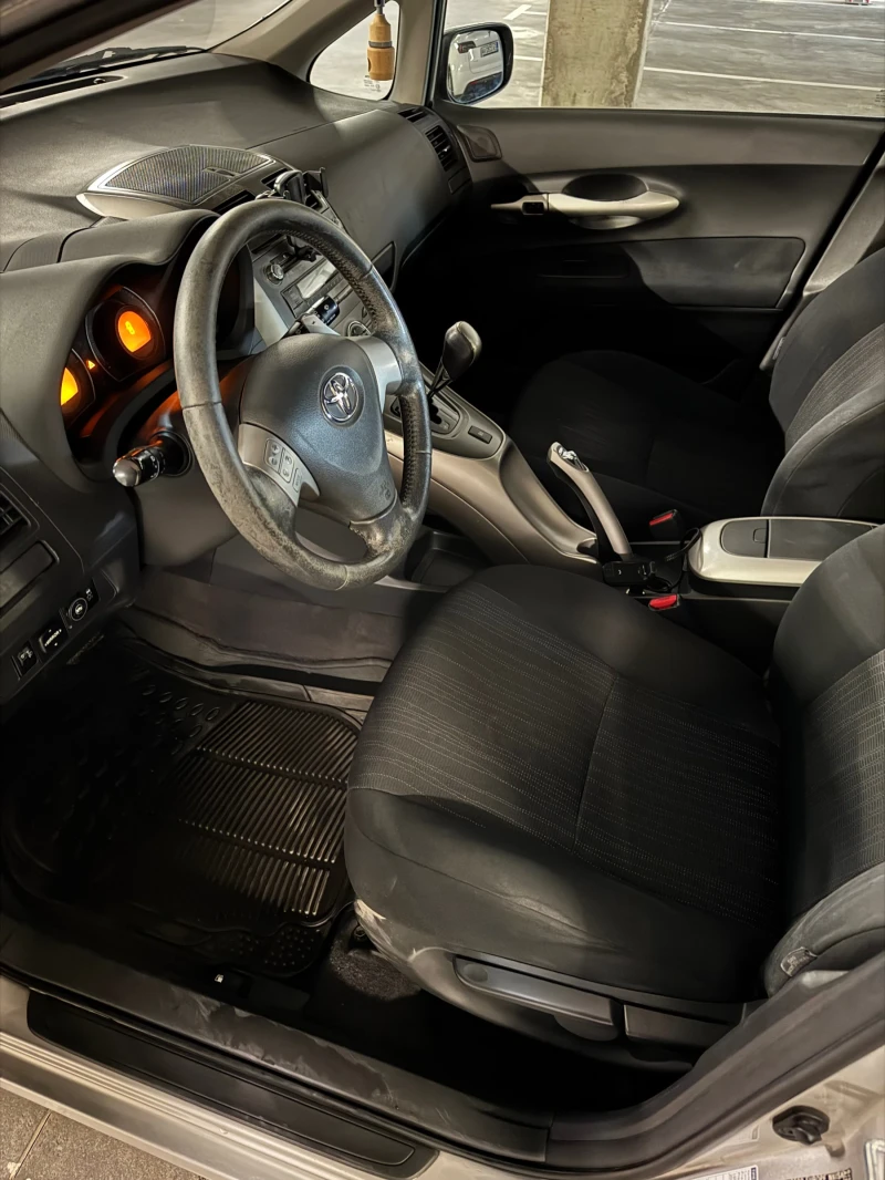 Toyota Auris 1.6 Газ/Бензин, снимка 8 - Автомобили и джипове - 52136466