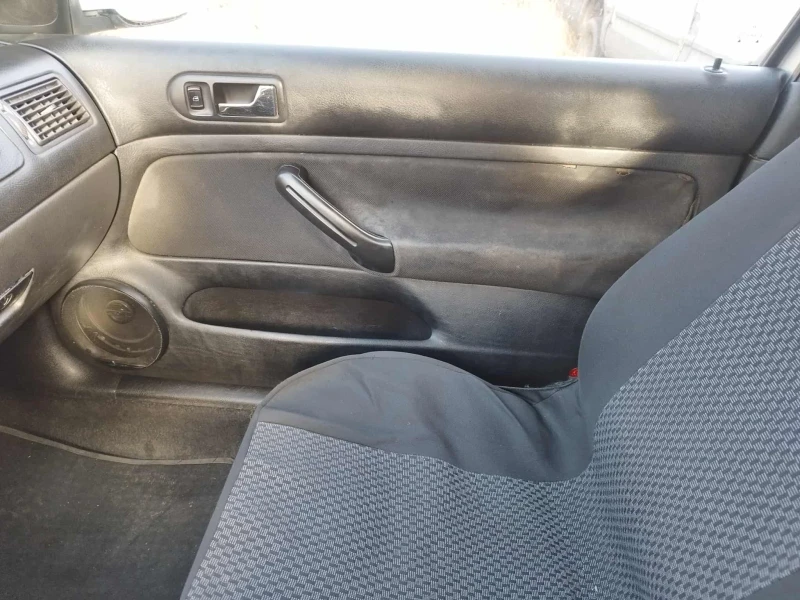 VW Golf 1.6 LPG, снимка 4 - Автомобили и джипове - 52939865