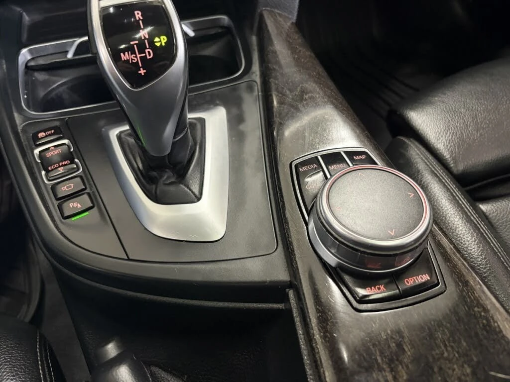 BMW 330 xDrive Sedan* АвтоКредит* (Цена до БГ) , снимка 14 - Автомобили и джипове - 54189840