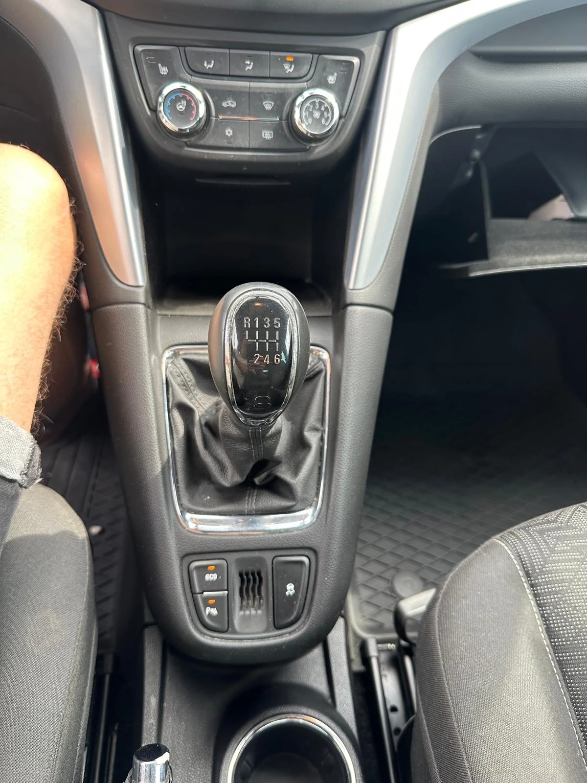 Opel Zafira 1.6CDTI, снимка 12 - Автомобили и джипове - 55077137