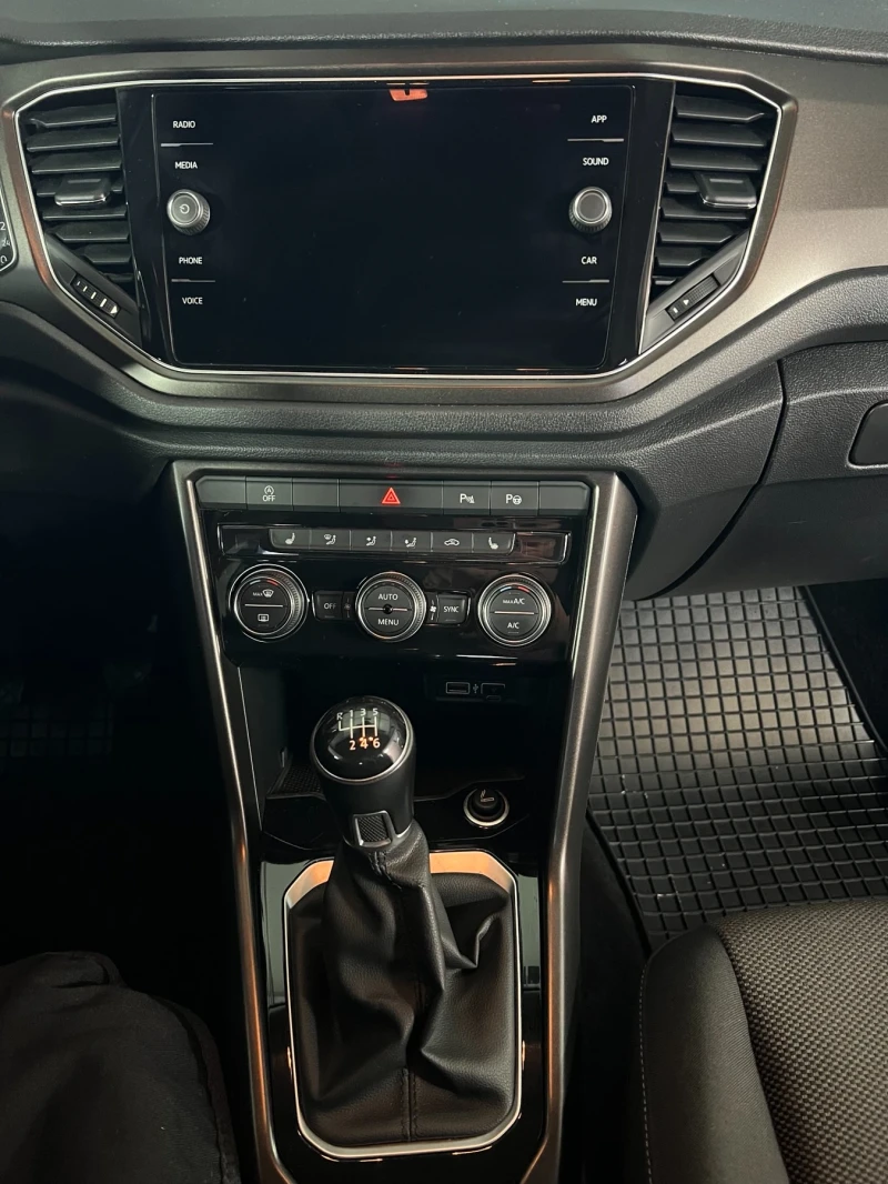VW T-Roc, снимка 6 - Автомобили и джипове - 53293652