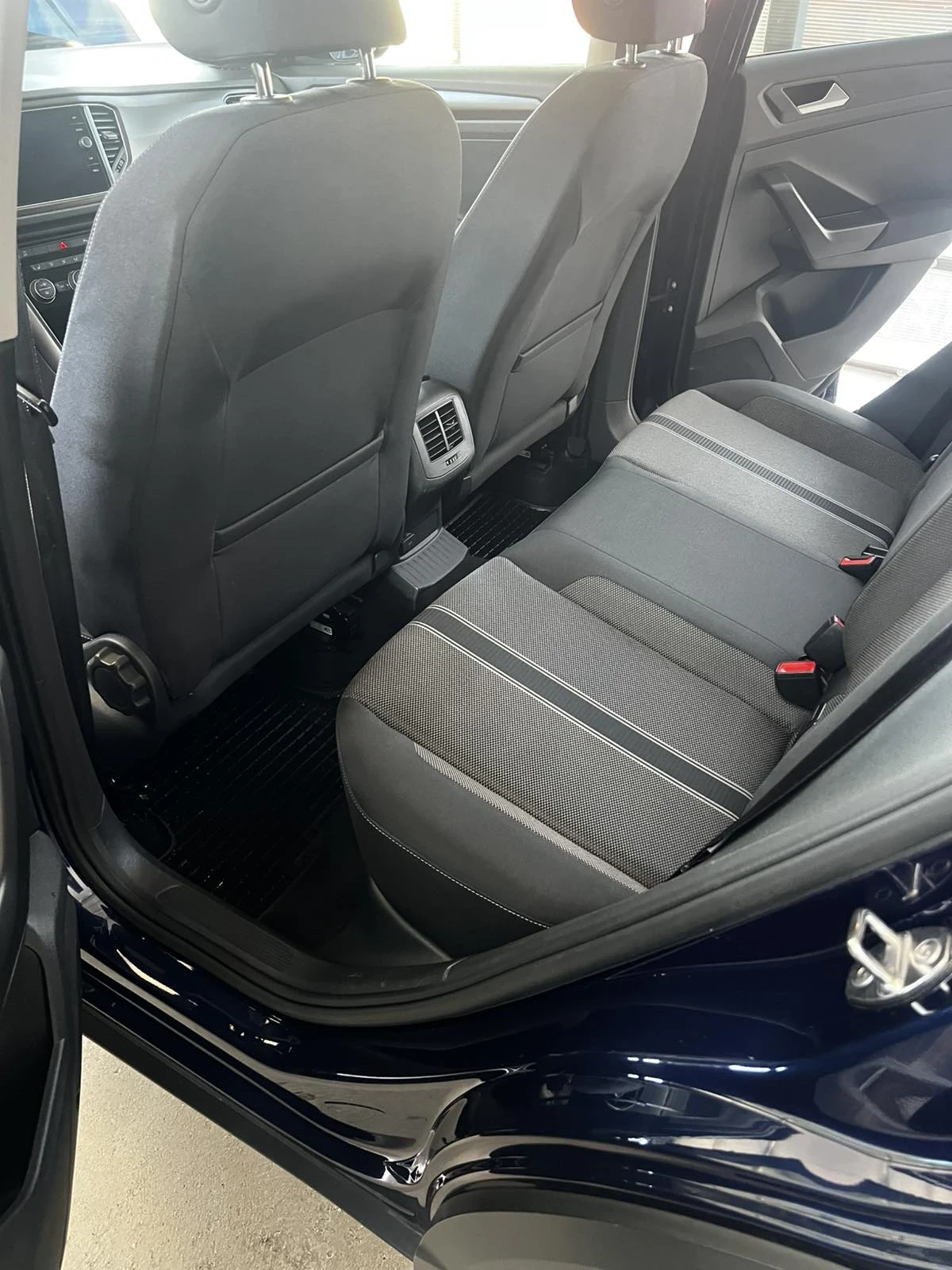 VW T-Roc, снимка 7 - Автомобили и джипове - 53293652