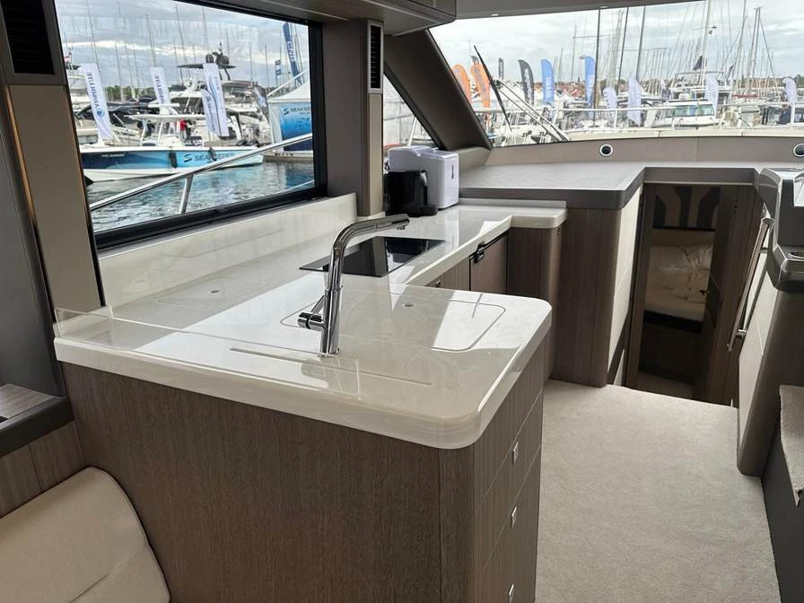 Моторна яхта Galeon 440 Fly, снимка 8 - Воден транспорт - 55951393