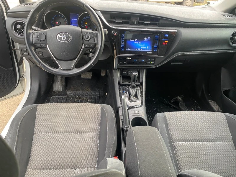 Toyota Auris 1.6 auto, снимка 10 - Автомобили и джипове - 43480391