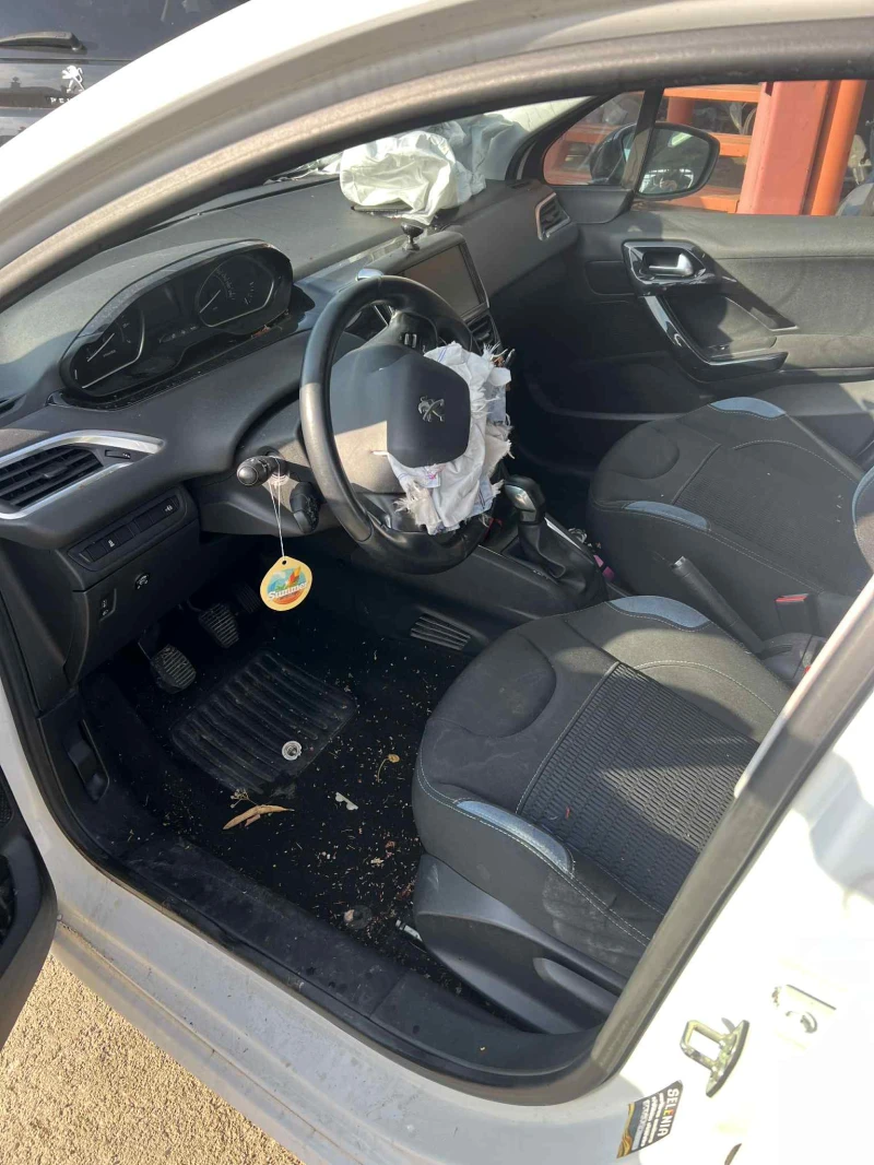 Peugeot 208 1.4 бензин 95кс, снимка 8 - Автомобили и джипове - 52638234