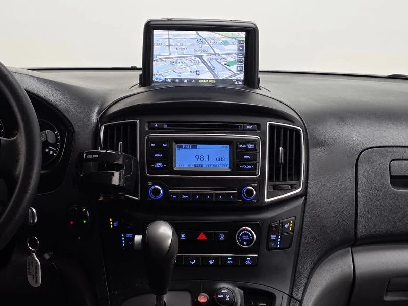 Hyundai Starex 2.5 Automatic, снимка 15 - Автомобили и джипове - 55948858