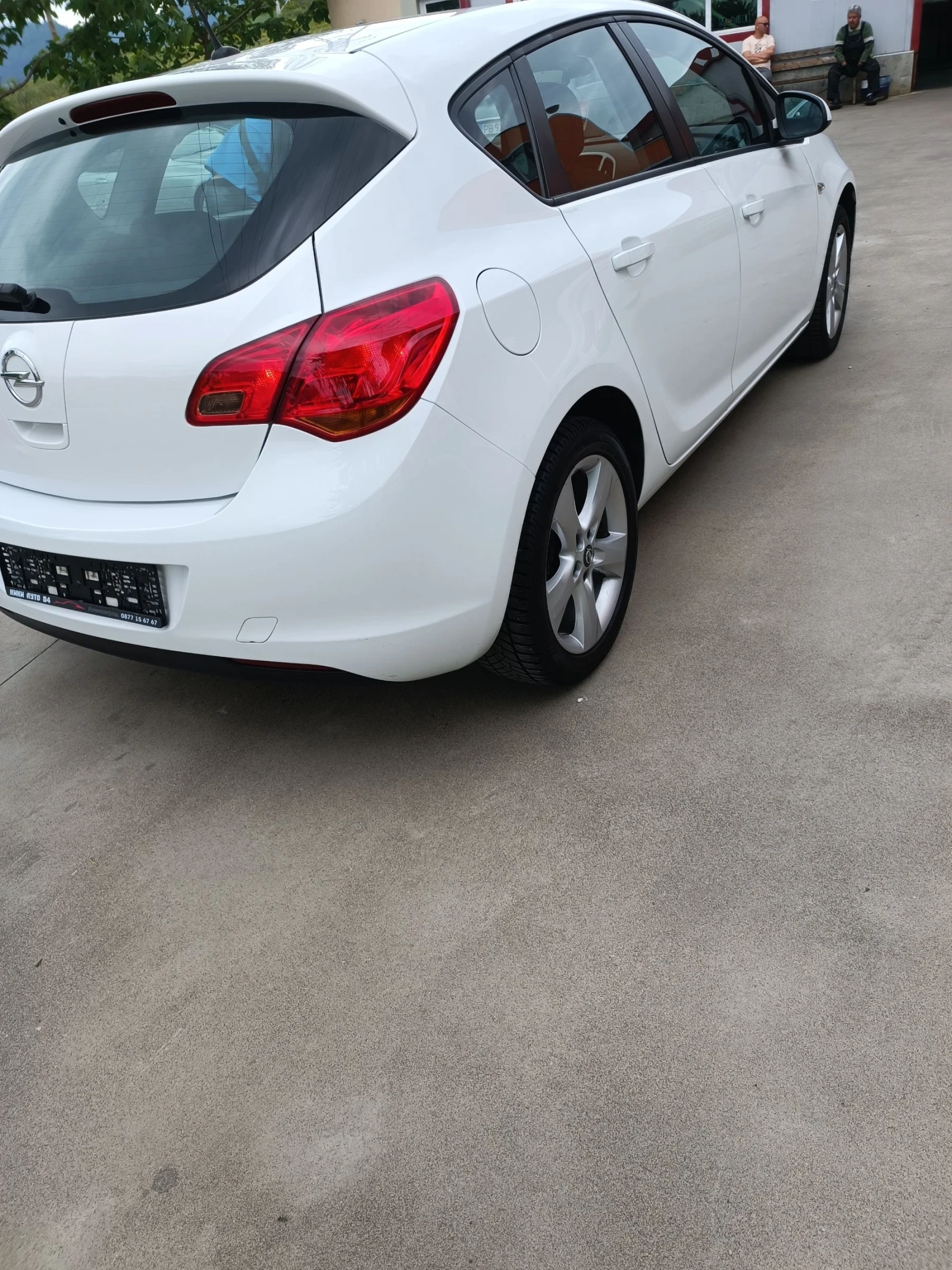 Opel Astra J 1.4iHetcbak - изображение 5