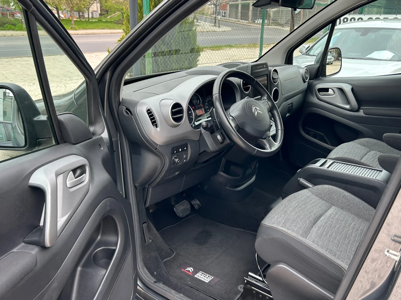 Citroen Berlingo 1.6 HDI AUTOMAT, снимка 9 - Автомобили и джипове - 54221351