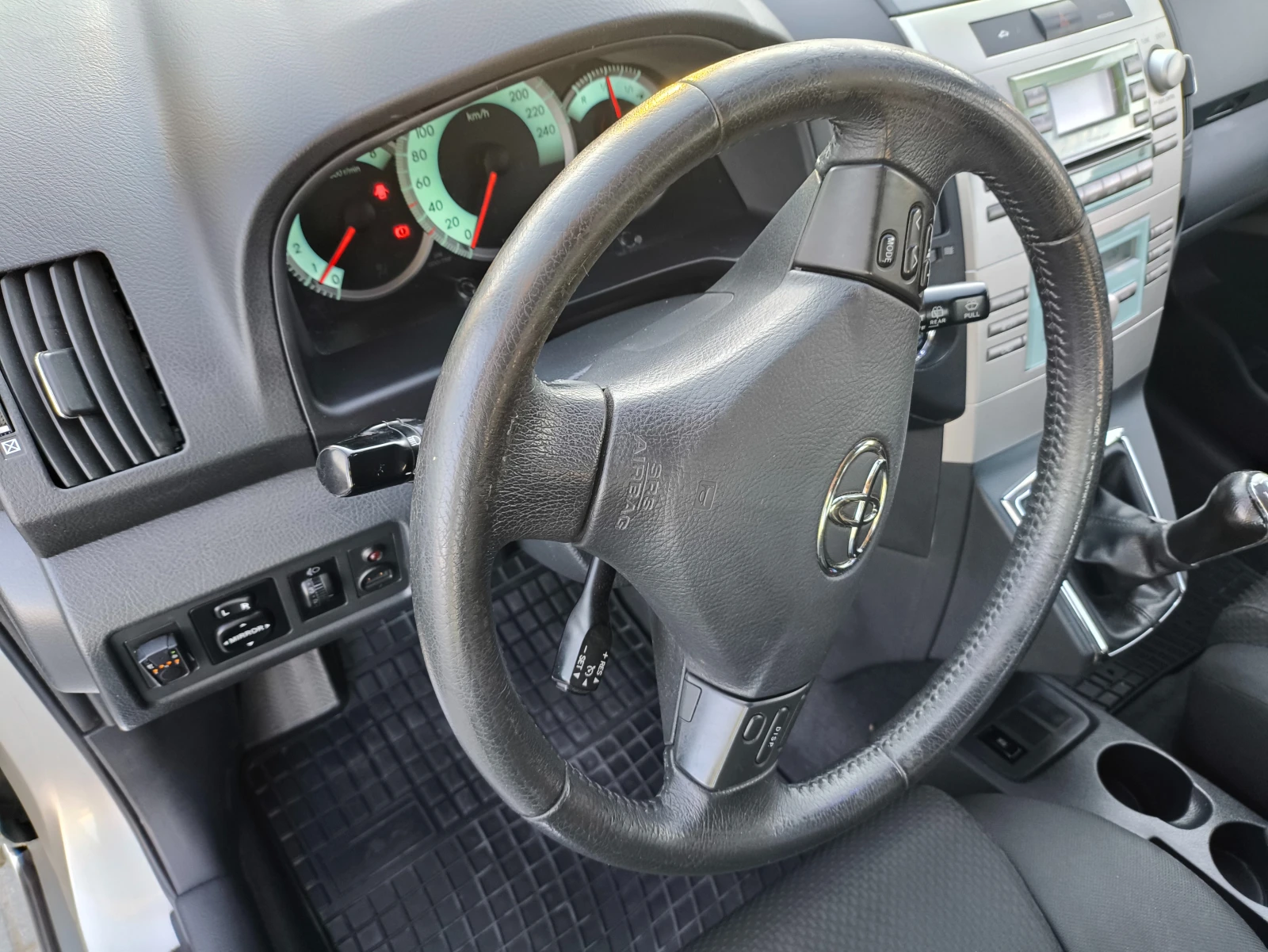 Toyota Corolla verso, снимка 7 - Автомобили и джипове - 54438988