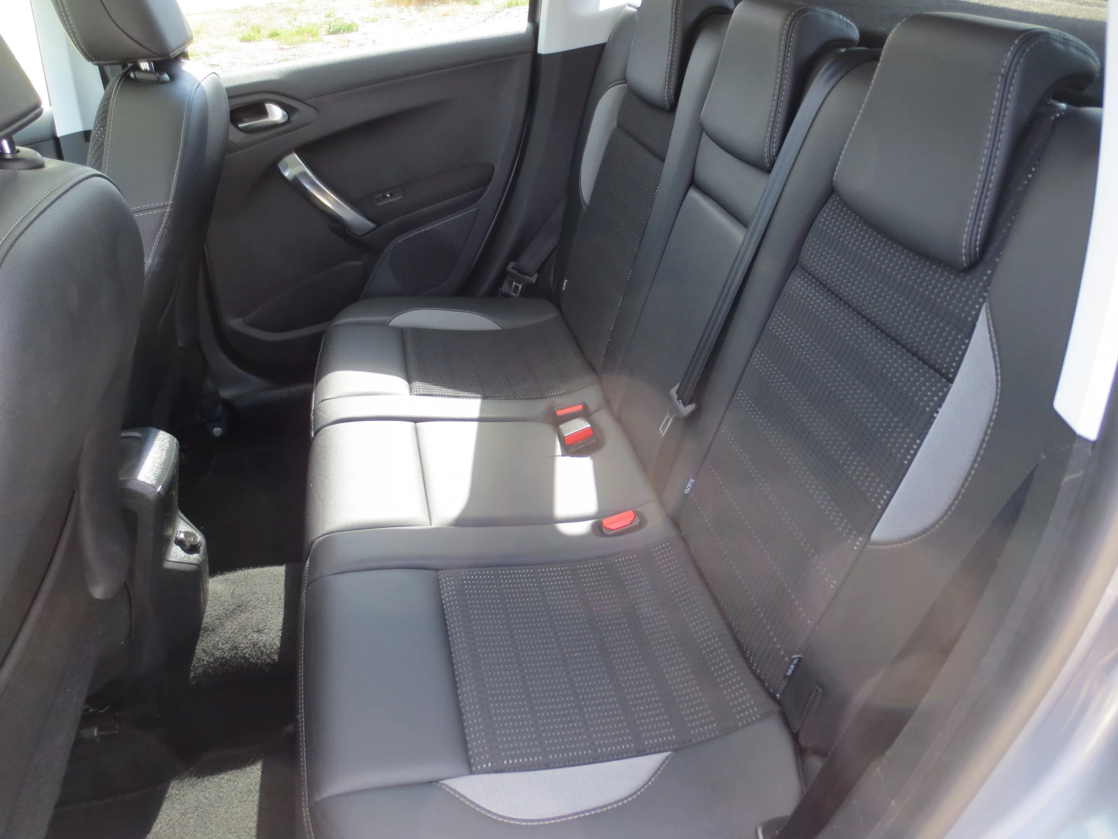 Peugeot 2008 1.6 HDI * ALLURE* , снимка 13 - Автомобили и джипове - 56310748