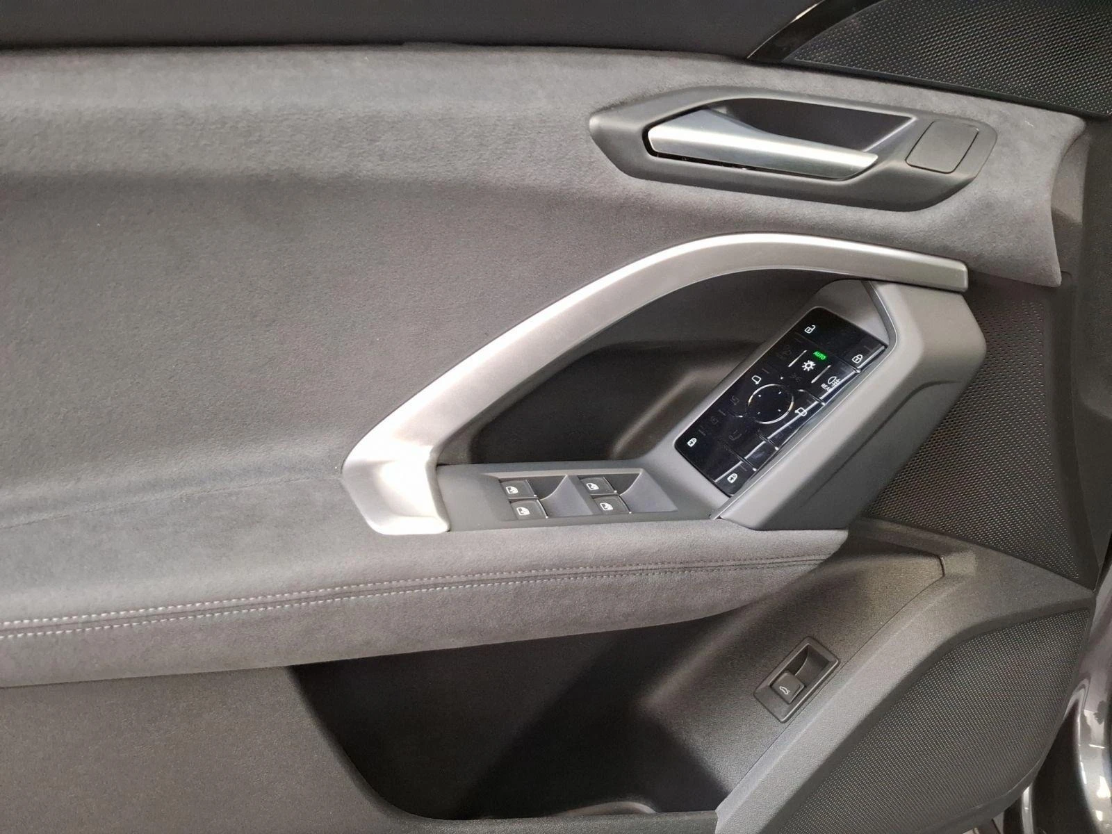 Audi Q5 40 TDI/NEW MODEL/QUATTRO/S-LINE/BLACK OPTIC/CAMERA - изображение 8