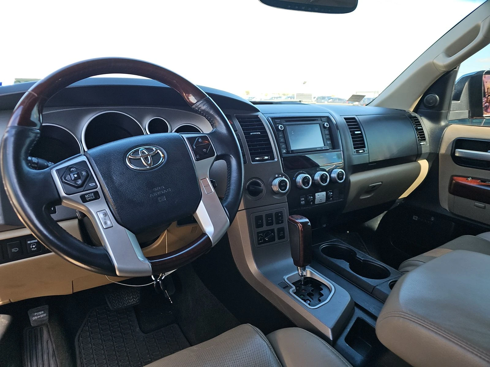 Toyota Sequoia PLATINUM* 5.7* V8* ПОДГРЕВ* КАМЕРА* КЕЙЛЕС, снимка 8 - Автомобили и джипове - 53915934