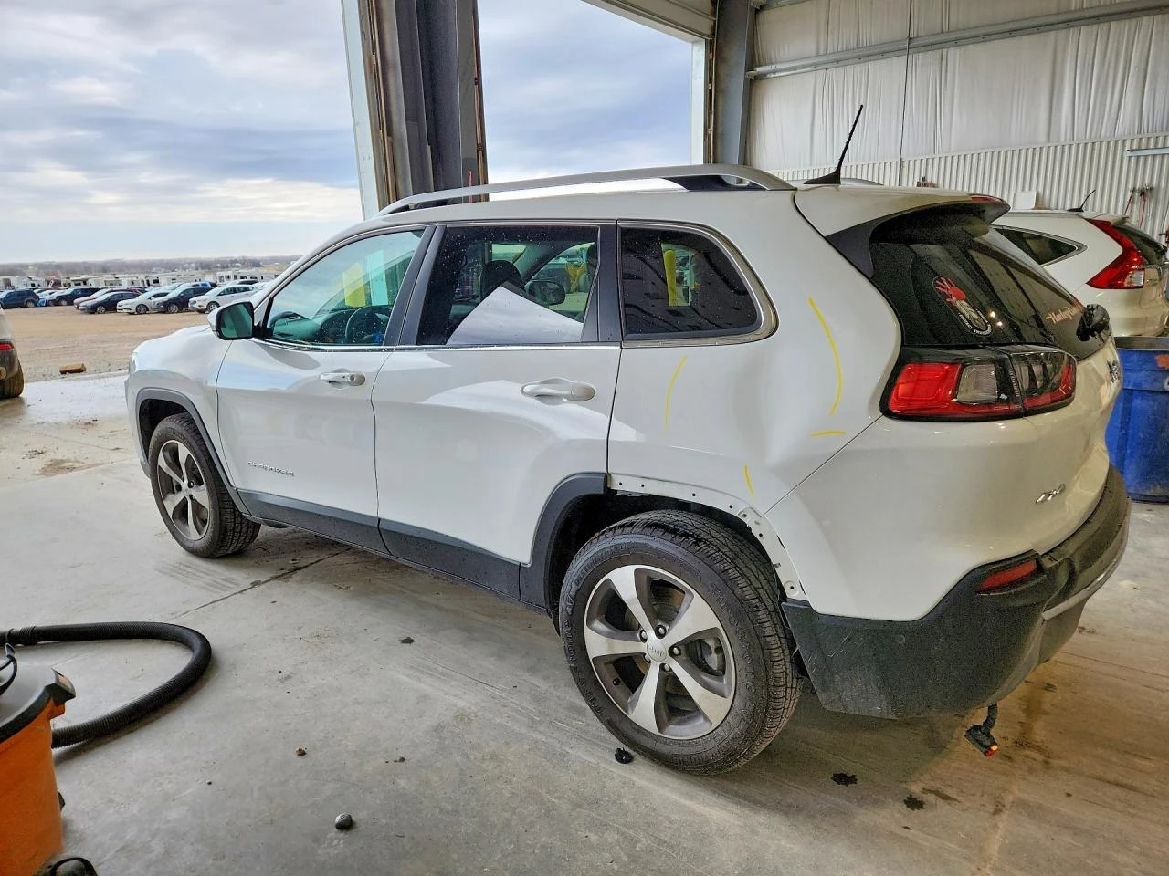 Jeep Cherokee LIMITED| КОЖА| МИНИМАЛНИ КМ| ОПЦИЯ ЗА ЛИЗИНГ, снимка 2 - Автомобили и джипове - 54402533