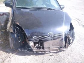 Toyota Yaris 1.0i, снимка 1