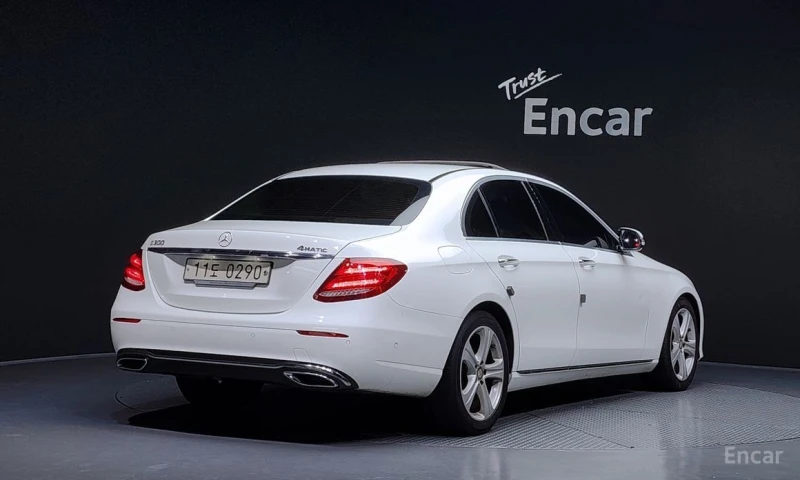 Mercedes-Benz E 220, снимка 2 - Автомобили и джипове - 52992463