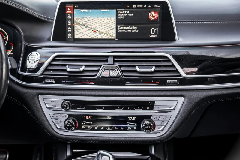 BMW 750 i xDrive* HeadUp * * AвтоКредит* (ЦЕНА ДО БГ), снимка 14 - Автомобили и джипове - 53502236