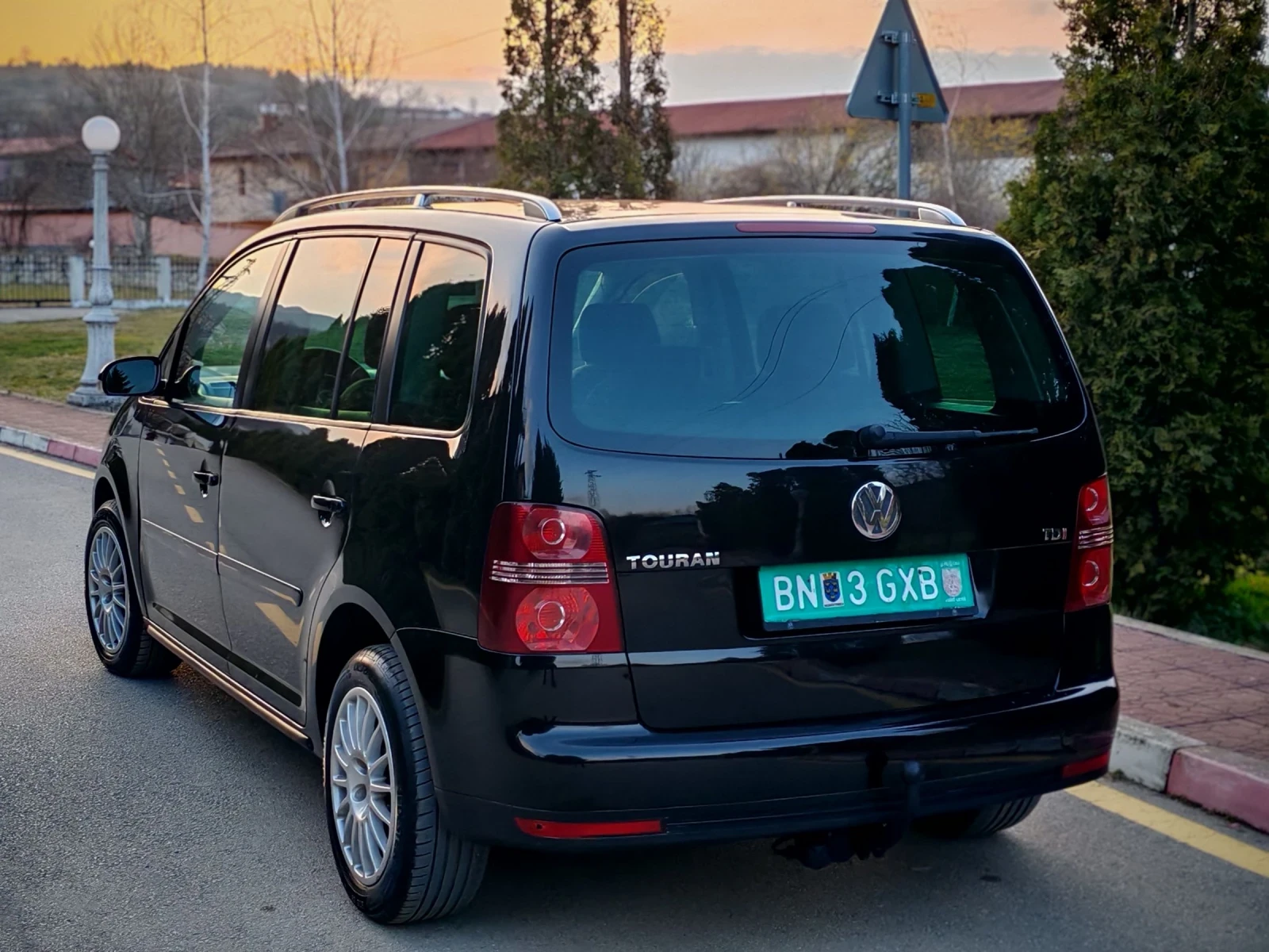 VW Touran 1.9TDI(101)* HIGHLINE* 6-СКОРОСТИ* НОВ ВНОС* , снимка 5 - Автомобили и джипове - 53850269